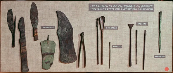 Kirurgiske instrumenter, funnet i Egypt av Antoine Barthélemy Clot Bey (1793-1868) (bronse)